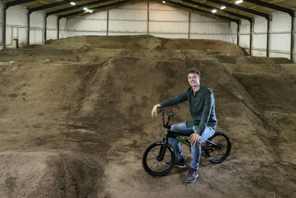 Indoor BMX baan van Robin Dijk. Volledige bmx baan indoor