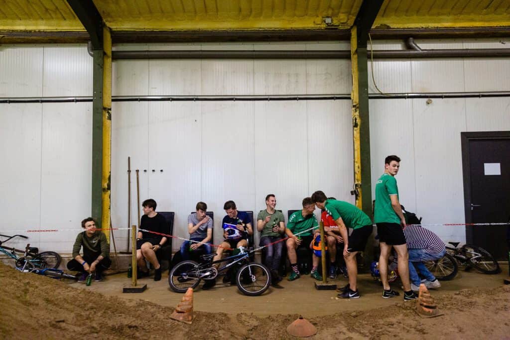 uniek en leuk bedrijfsuitje vrijwilligersuitje of familie uitje indoor bmx onder leiding van een ervaren bmxer
